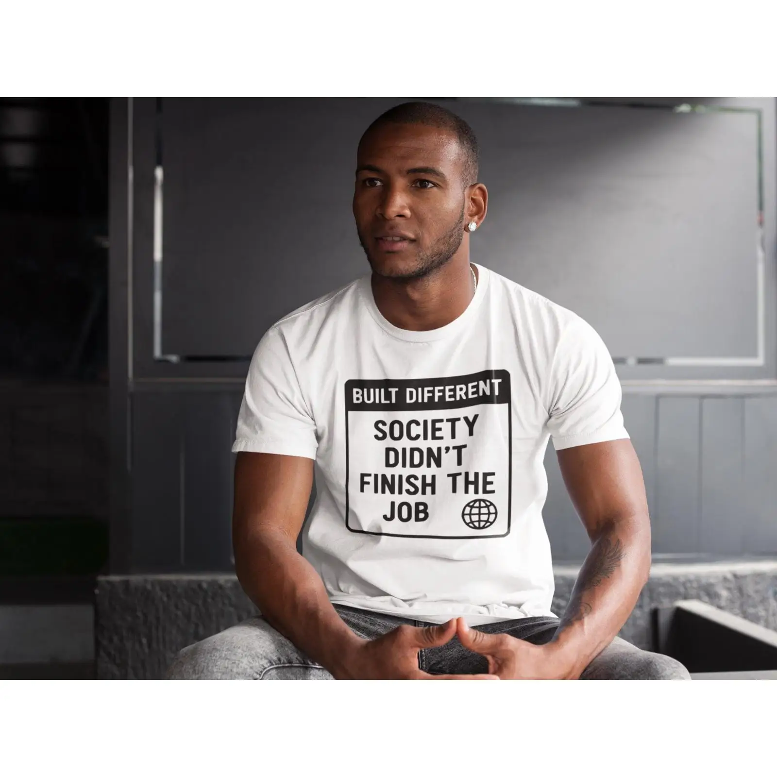 Vintage Fashion Jobs - 異なる社会を築いたが仕事を終えなかったTシャツ、皮肉めいたダークユーモア、ヴィンテージウォッシュ加工、ストレッチグラフィック、快適な着心地